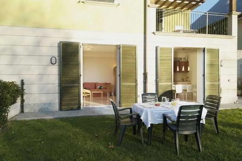 Budget Village Apartments - Porto Letizia Порлецца 2*,  Италия