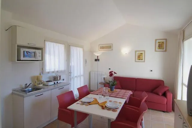 Budget Village Apartments - Porto Letizia Porlezza 2*,