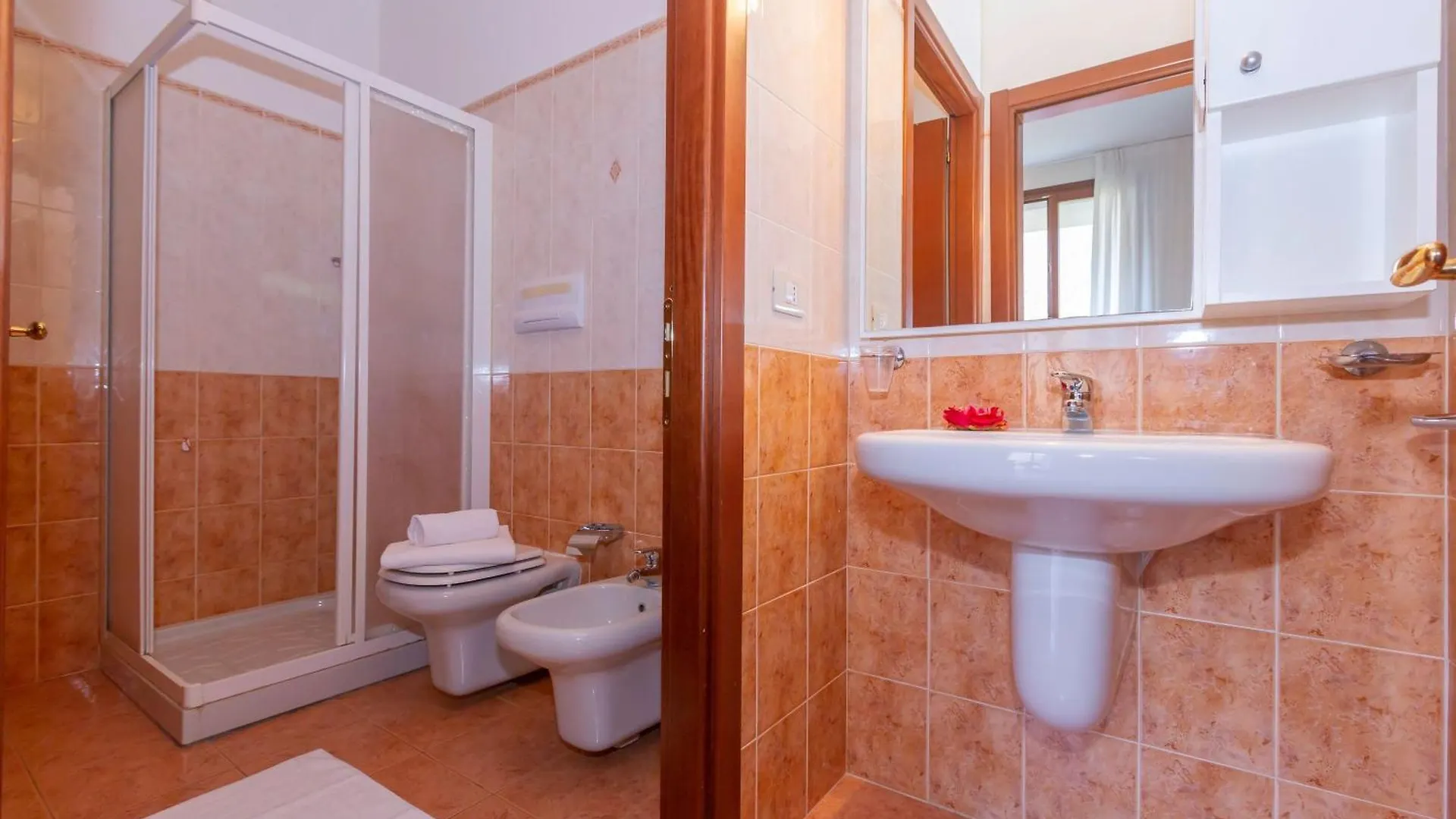 Budget Village Apartments - Porto Letizia Porlezza Apart-hotel