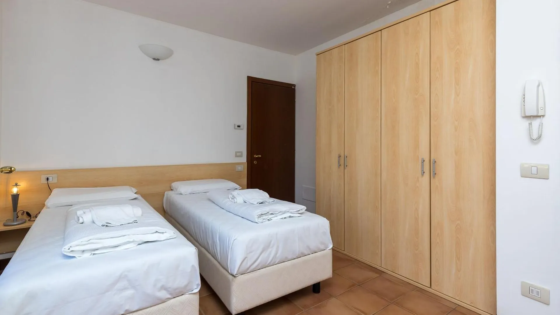 Budget Village Apartments - Porto Letizia Porlezza Aparthotel