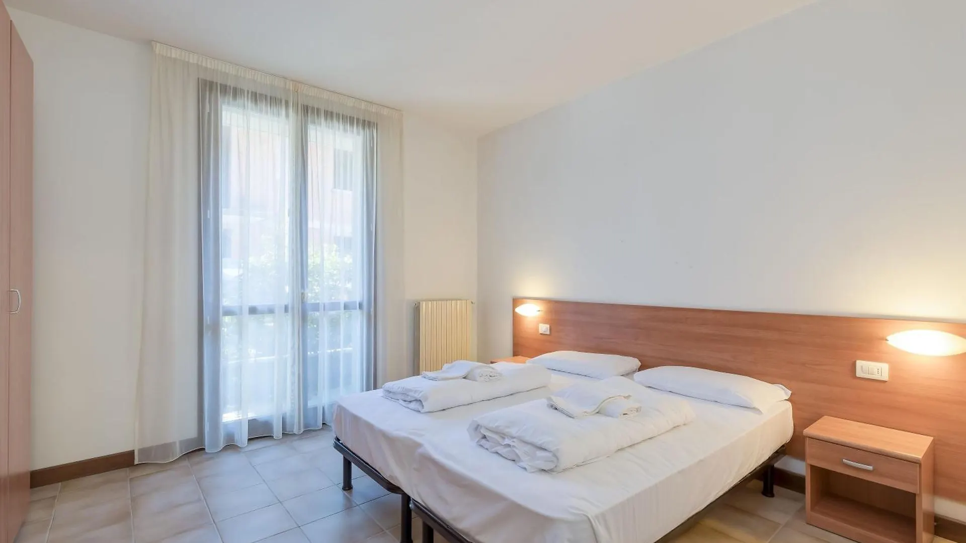 Budget Village Apartments - Porto Letizia Porlezza 2*,